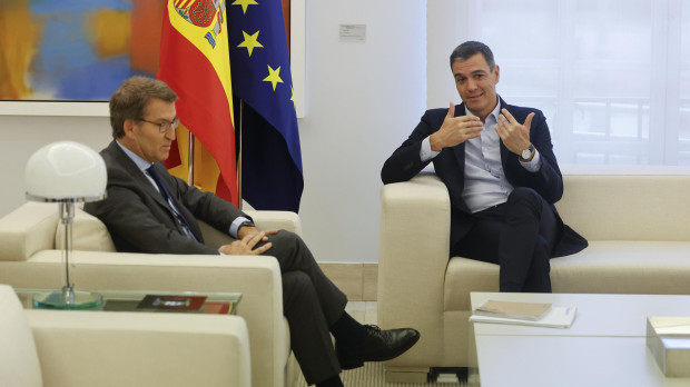 Pedro Sánchez y Alberto Núñez Feijóo en La Moncloa