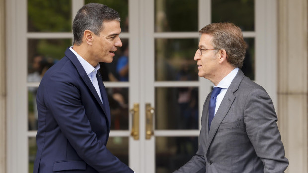 Pedro Sánchez y Alberto Núñez Feijóo en La Moncloa