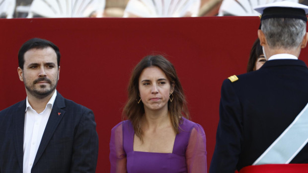 Alberto Garzón e Irene Montero esperan al paso de Felipe VI