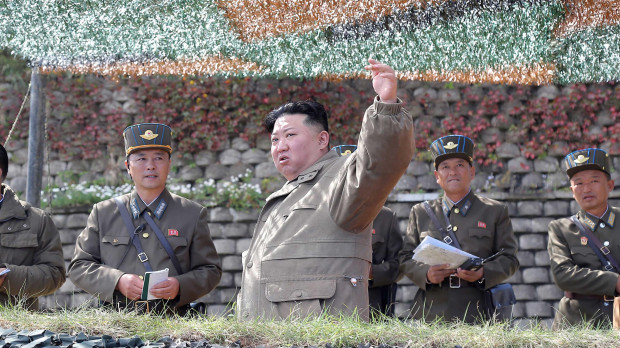 Kim Jong Un durante un ejercicio de entrenamiento de ataque aéreo a gran escala para el Ejército Popular de Corea