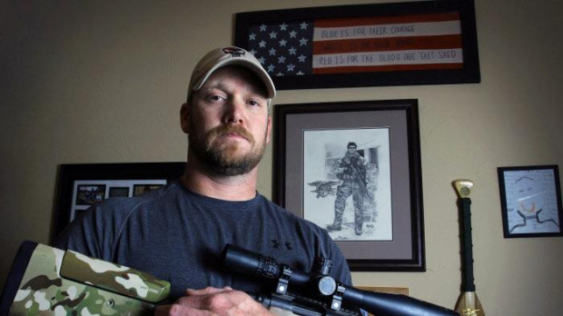 En esta foto de archivo del 6 de abril de 2012, Chris Kyle, ex SEAL de la Marina y autor del libro American Sniper, posa en Midlothian, Texas