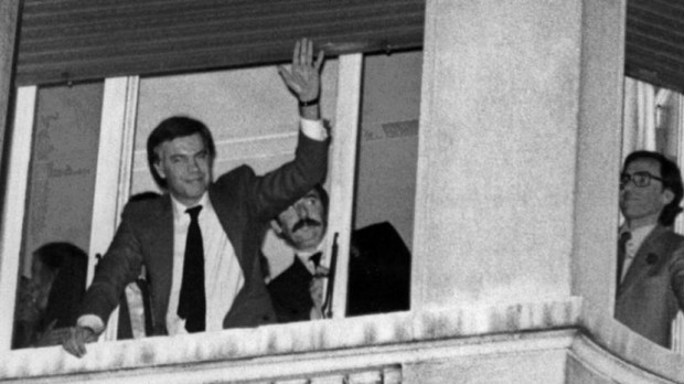 Felipe González y Alfonso Guerra saludan desde el balcón del Hotel Palace de Madrid el 28 de octubre de 1982
