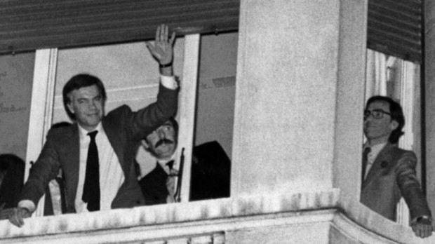 Felipe González y Alfonso Guerra saludan desde el balcón del Hotel Palace de Madrid el 28 de octubre de 1982