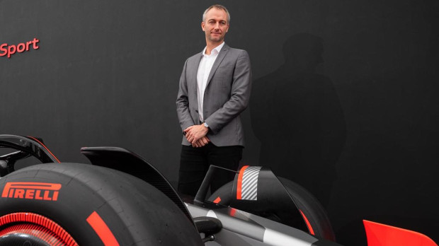 Adam Baker, Jefe mundial del proyecto F1 Audi, durante la presentación del proyecto con el que la marca alemana de automóviles Audi entrará a la F1 en 2026. EFE/ Fernando Villar