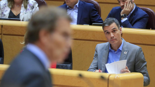 Alberto Núñez Feijóo y Pedro Sánchez, durante su segundo cara a cara en el Senado