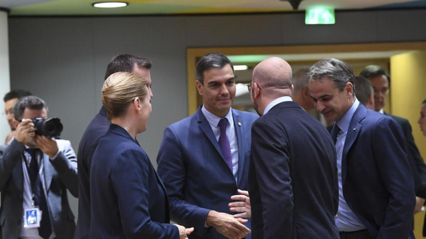 El presidente del Gobierno, Pedro Sánchez, charla con varios jefes de Estado y de Gobierno antes de la reunión del Consejo Europeo