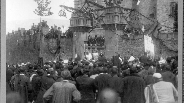 Peregrinación con el brazo de San Francisco Javier a su castillo en 1922 antes de  partir hacia Francia
