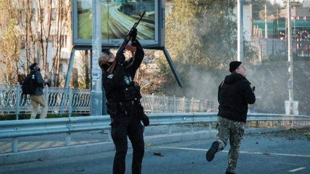 Un agente de Policía dispara con su fusil a un dron, en Kiev, el pasado 17 de octubre