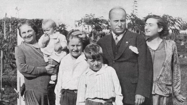 Mussolini junto a su familia