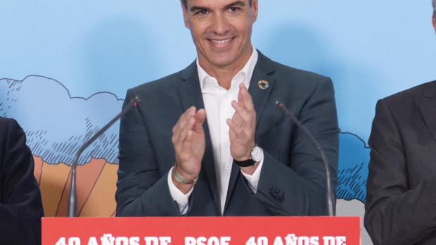 El presidente del Gobierno, Pedro Sánchez (c), y los expresidentes socialistas José Luis Rodríguez Zapatero (d) y Felipe González (i) asisten a la inauguración de una exposición sobre 40 años de democracia y a la proyección de un documental en homenaje a este último por el 40 aniversario de su primera victoria electoral, este lunes en la sede del PSOE en la calle Ferraz de Madrid. EFE/ Eva Ercolanese / PSOE SÓLO USO EDITORIAL / SÓLO DISPONIBLE PARA ILUSTRAR LA NOTICIA QUE ACOMPAÑA (CRÉDITO OBLIGATORIO)