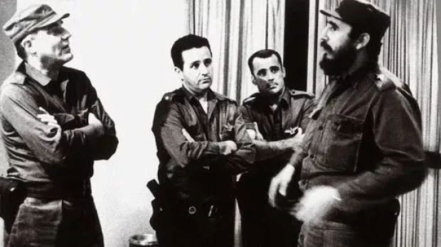 EL general Rafael del Pino junto a Fidel Castro