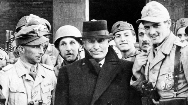 Benito Mussolini delante de un hotel en la zona del Gran Sasso de Italia en septiembre de 1943