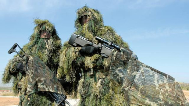 Dos miembros de la Brigada Paracaidista con traje de camuflaje durante un ejercicio militar