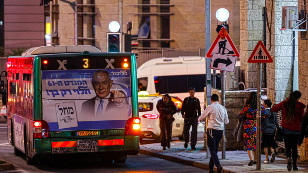 Campaña del ex primer ministro Benjamín Netanyahu en un bus de Jerusalén