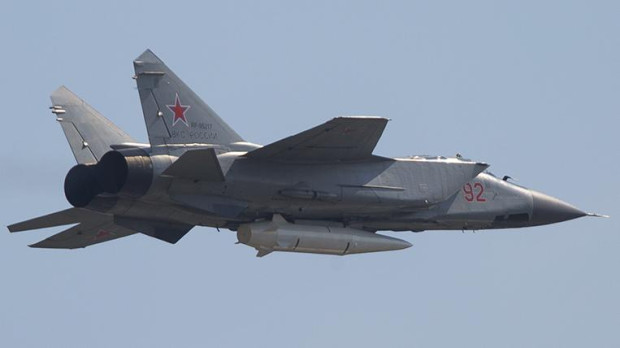 Avión de combate ruso cargado de un misil hipersónico Kinzhal, también llamado Killjoy
