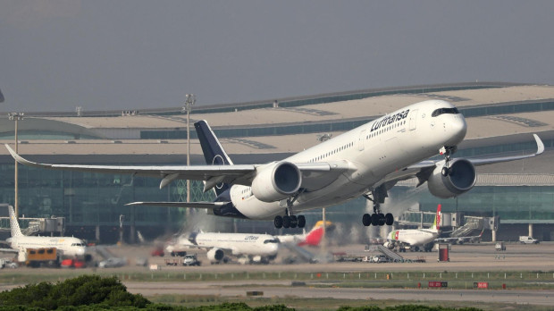 Un avión despega del aeropuerto de El Prat, en Barcelona