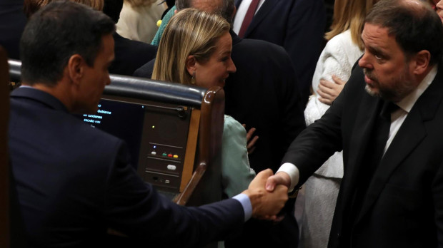 El presidente del Gobierno en funciones, Pedro Sánchez (i), saluda a Oriol Junqueras en el Congreso de los Diputados