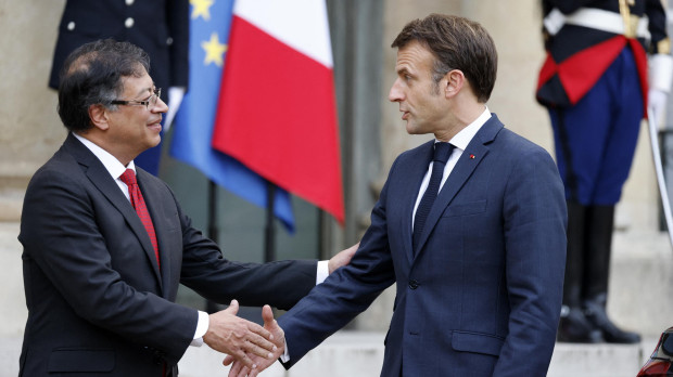 El presidente francés Emmanuel Macron recibió en el Palacio del Elíseo al presidente colombiano Gustavo Petro
