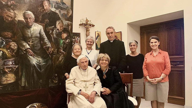 Benedicto XVI junto a la pintora, Georg y las consagradas de Comunión y Liberación que viven con él