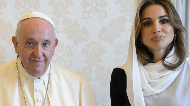 Rania de Jordania nos sorprende siguiendo una etiqueta distinta cada vez que se encuentra con un Papa