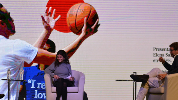 Los periodistas Helena Farré y Julio Llorente en el acto inaugural de EncuentroMadrid 2022, 'Amar del todo es ser vulnerable'