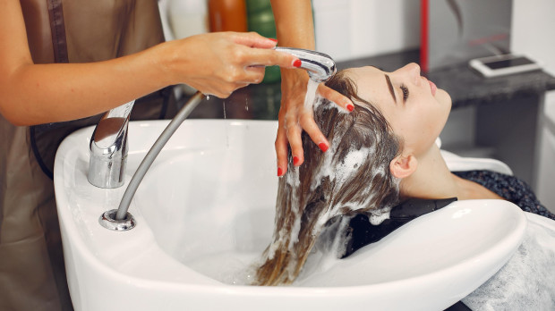 Mujer en la peluquería lavándose el pelo