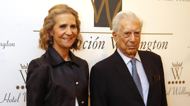 Mario Vargas Llosa y la Infanta Elena de Borbon en los premios Capote de las Artes en Madrid