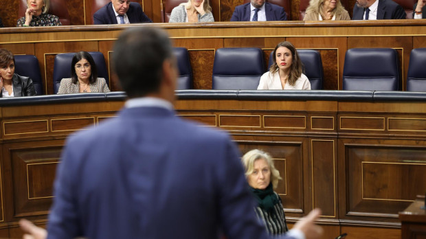 Pedro Sánchez, de espaldas, interviene en el Congreso ante la mirada de Irene Montero