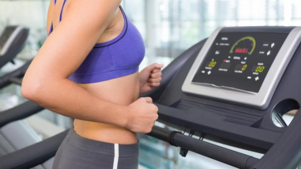 Una mujer hace deporte en un gimnasio