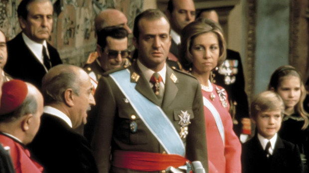 Don Juan Carlos durante su proclamación como Rey de España en las Cortes el 22 de noviembre de 1975