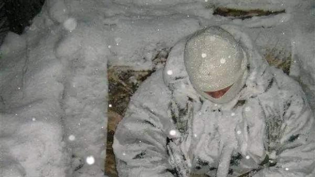 Soldado bajo la nieve guerra en Ucrania
