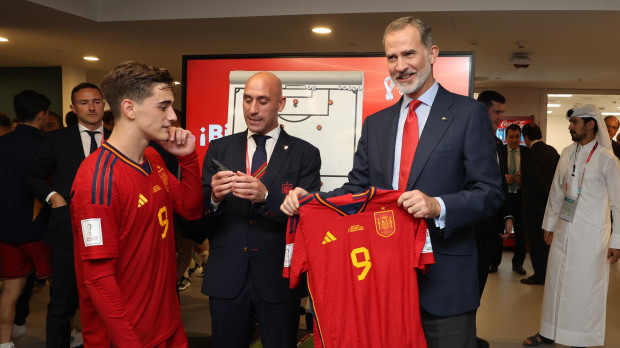Gavi, que fue elegido mejor jugador del partido, fue el encargado de entregar la camiseta al Rey Felipe VI