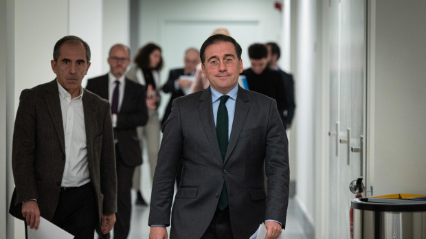 El ministro de Asuntos Exteriores, Unión Europea y Cooperación, José Manuel Albares, tras reunirse con las principales autoridades locales y autonómicas con competencias en el Campo de Gibraltar, para explicar el alcance de las negociaciones de España y la Comisión sobre Gibraltar, que están en una fase muy avanzada. EFE/ Fernando Villar