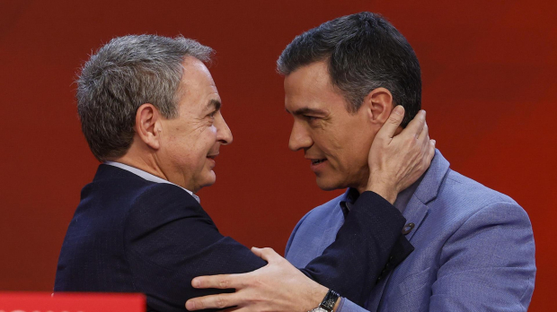 MADRID, 27/11/2022.- El presidente de Gobierno y secretario general del PSOE, Pedro Sánchez (d), junto a José Luis Rodríguez Zapatero (i), durante su participación este domingo en la clausura del XXVI Congreso de la Internacional Socialista, en el que es proclamado nuevo líder de la internacional socialista. EFE/ Chema Moya