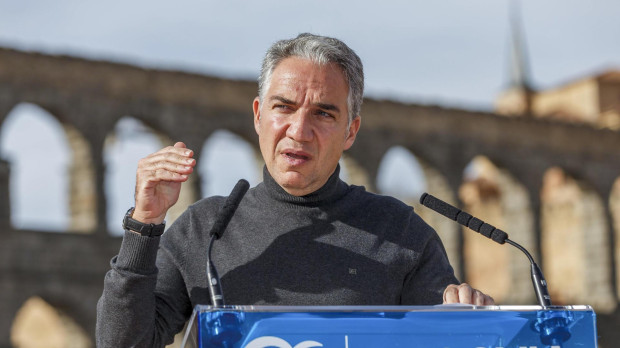 El coordinador general del PP, Elías Bendodo, este domingo en Segovia, interviene en un encuentro con miembros de su partido, junto con el secretario general del PP de Castilla y León, Francisco Vázquez. EFE/Pablo Martín