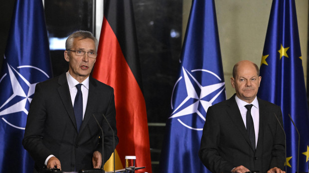 El canciller alemán Olaf Scholz (D) en conferencia de prensa con Jens Stoltenberg