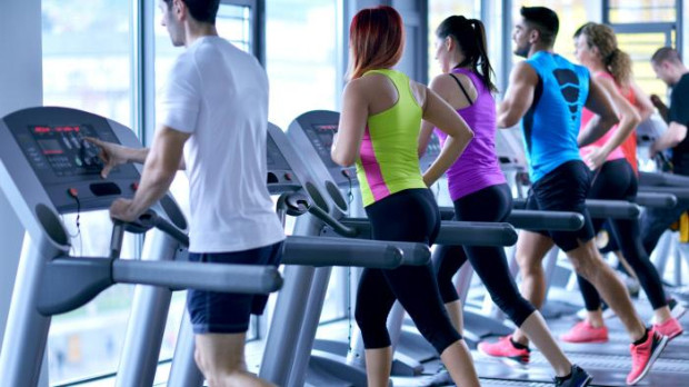 Caminar hacia atrás tiene una sorprendente beneficios
