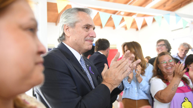 AME6029. PILAR (ARGENTINA), 25/11/2022.- Fotografía cedida por la Presidencia de Argentina del mandatario, Alberto Fernández, durante la inauguración del Centro de Desarrollo Infantil (CDI) Juana Azurduy, en la localidad de Pilar (Argentina). El presidente argentino, Alberto Fernández, inauguró este viernes el Centro de Desarrollo Infantil (CDI) Juana Azurduy en Pilar, en la provincia de Buenos Aires, luego de padecer un "sangrado digestivo por una gastritis erosiva" en Indonesia el 15 de noviembre. EFE/ Presidencia De Argentina / SOLO USO EDITORIAL/ SOLO DISPONIBLE PARA ILUSTRAR LA NOTICIA QUE ACOMPAÑA (CRÉDITO OBLIGATORIO)