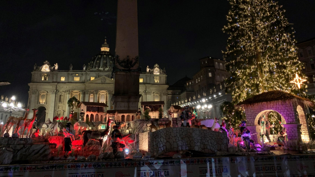 Vista nocturna del belén andino que las pasadas Navidades decoraba la Plaza de San Pedro del Vaticano