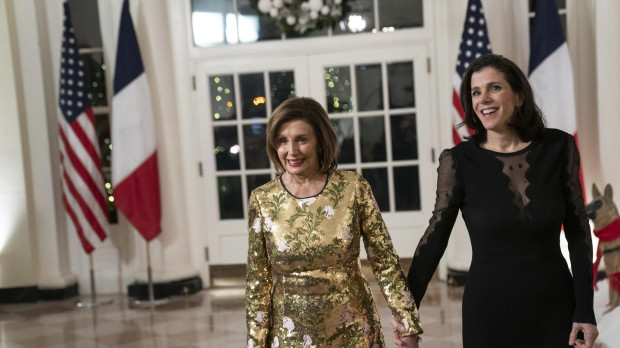 La presidenta de la Cámara de Representantes, Nancy Pelosi, y su hija Alexandra llegan a la Cena de Estado en honor del presidente Emmanuel Macron y su esposa Brigitte Macron
