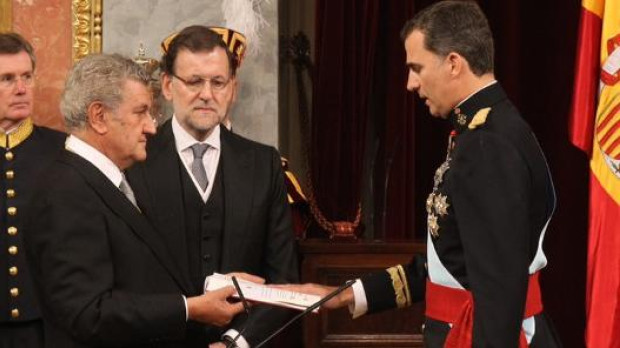 Su Majestad el Rey jura fidelidad a la Constitución Española y desempeñar fielmente su cargo