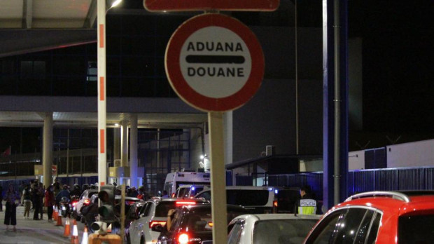 Una caravana de coches en el paso del Tarajal, en Ceuta
