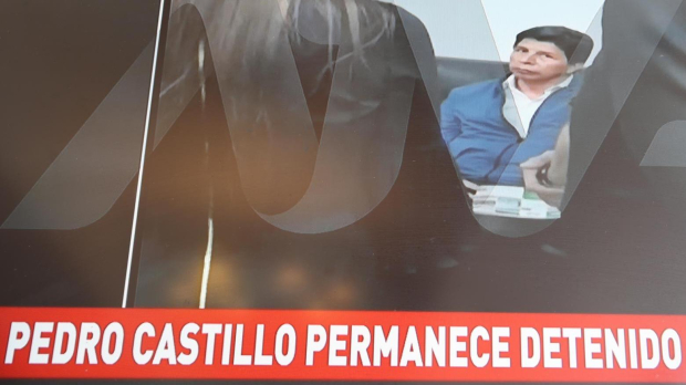Fotografía de una pantalla de televisión en la que aparece Pedro Castillo detenido en la prefectura de Lima