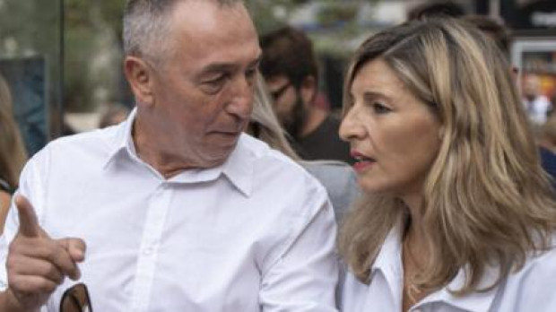 La vicepresidenta Segunda del Gobierno, Yolanda Díaz, charla con el diputado de Compromís, Joan Baldoví.