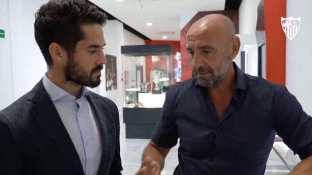 Isco, junto a Monchi, en el día de su presentación