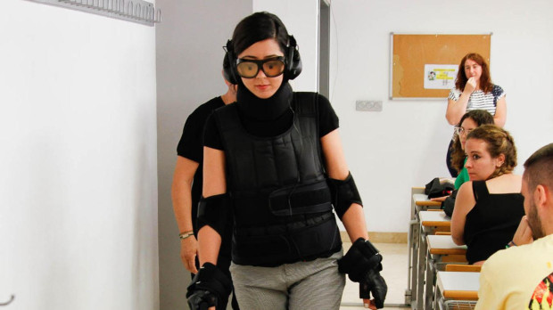 Una alumna, probando el traje que simula los achaques de la edad.