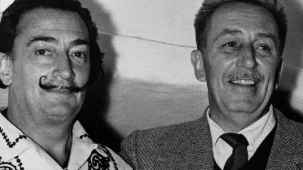 Durante su viaje a Barcelona en 1957, el productor Walt Disney (2i) y su esposa Lilian Bounds visitan al pintor Salvador Dalí y su esposa Gala en su casa de Cadaqués