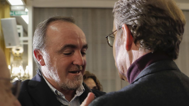 El presidente del PP, Alberto Núñez Feijóo, saluda al líder de UPN, Javier Esparza en un acto en Pamplona