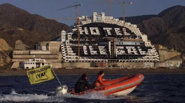 Imagen de archivo de una zódiac de Greenpeace navegando frente al hotel de El Algarrobico