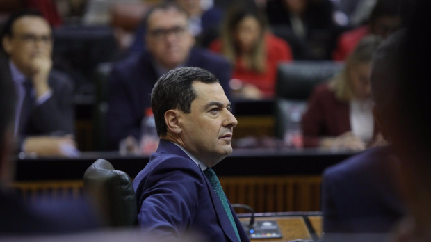 El presidente de la Junta de Andalucía, Juanma Moreno, durante la sesión de control al Gobierno en el Parlamento autonómico